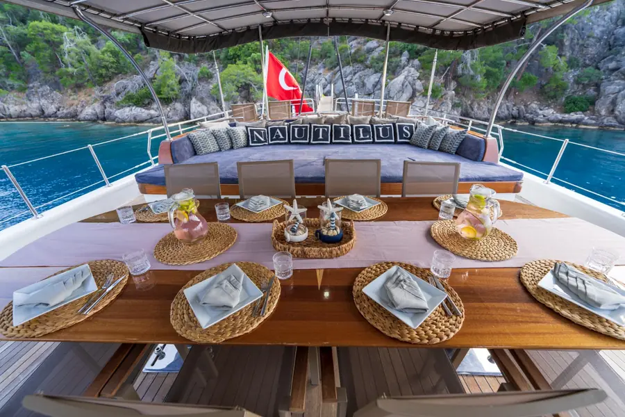 Gulet kıç güvertesinde yemek masası