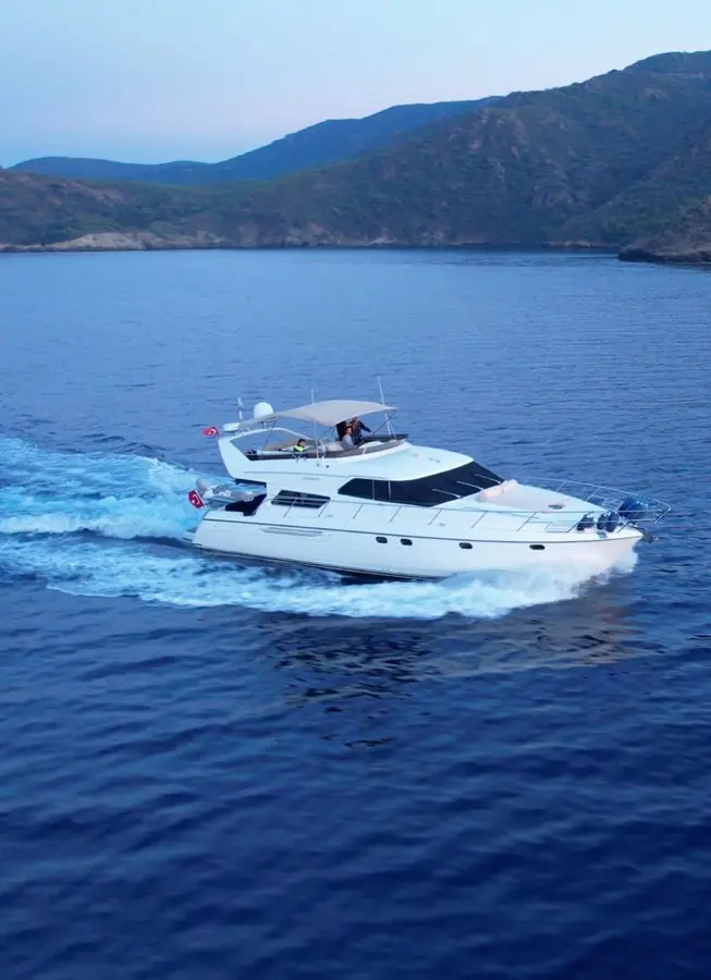 Rentsailing motoryat seyirde, drone çekimi