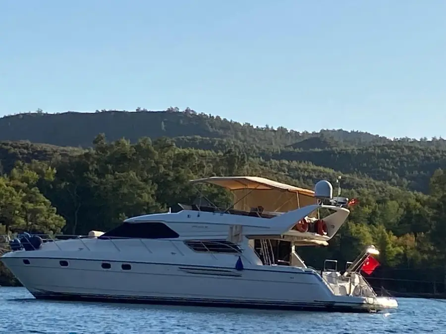 Motoryat yan görünüm, koyda demirli