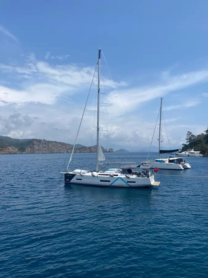 Rentsailing yelkenli yat, koyda demirli